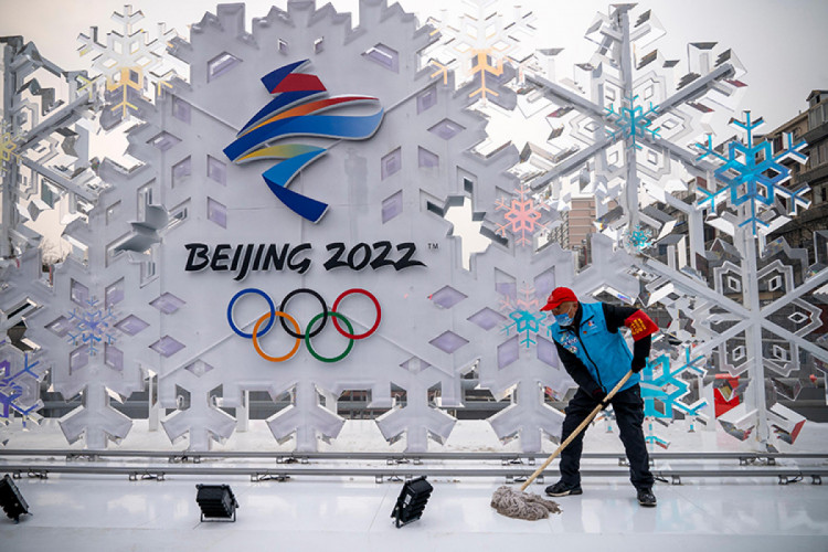 робітник миє підлогу олімпійські ігри 2022 в Пекіні
