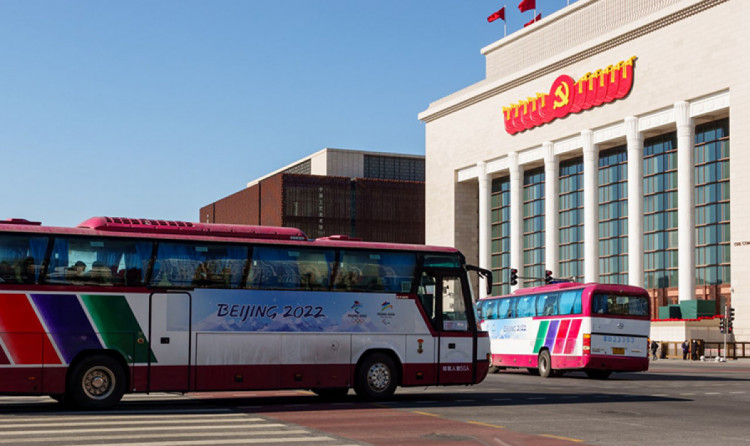 автобус везет спортсменов на олимпийские игры 2022 года в Пекине